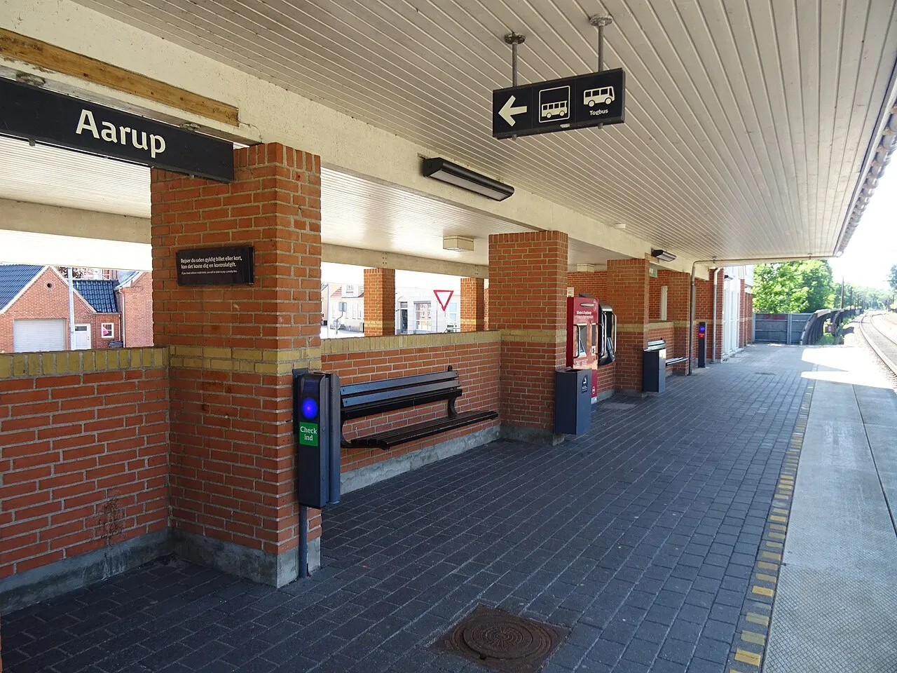 Perron van station Aarup, bij het seinhuisje waar de brand uitbrak die het treinverkeer ontregelde.