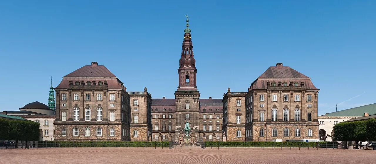 Christiansborg Slot in Kopenhagen, zetel van de Deense regering en het Folketing, waar het wetsvoorstel over Store Bededag wordt behandeld.