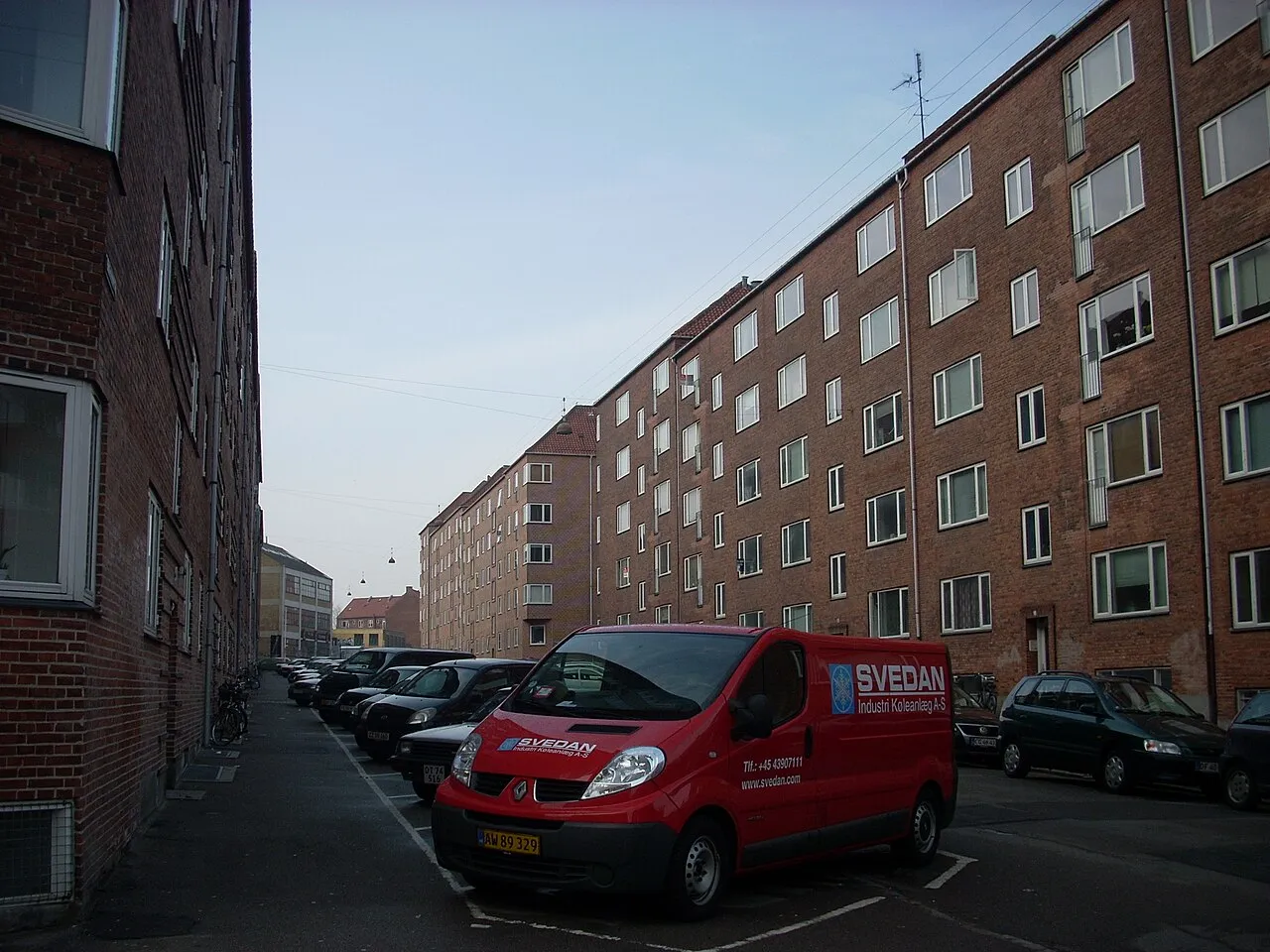 Woonstraat met appartementengebouwen in Kopenhagen, Denemarken.
