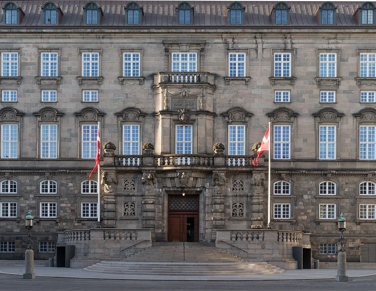 Ingang van het Folketing, het Deense parlement, op Christiansborg in Kopenhagen
