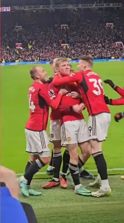 Rasmus Højlund viert een doelpunt voor Manchester United in het Premier League-seizoen 2023/24.