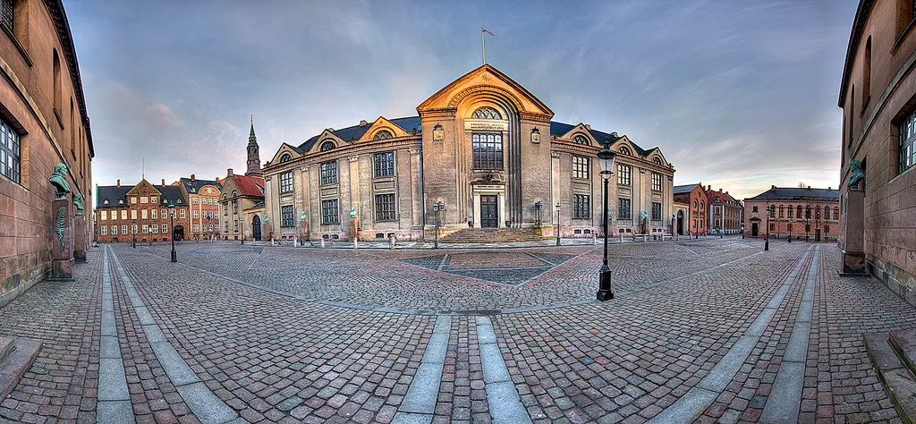 Het hoofdgebouw van de Universiteit van Kopenhagen, de universiteit die de fakulteitsherindeling plant